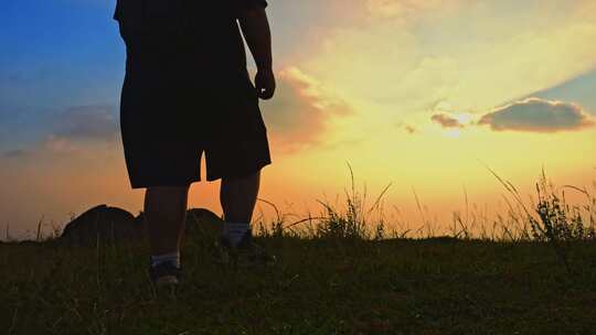 一个肥胖的男子登山者运动减肥