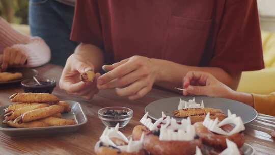 用食用色素来装饰女巫手指饼干