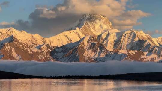 雪山映湖光的川西壮丽自然景观