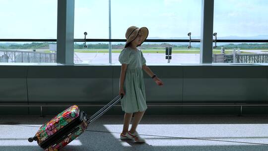 4K升格实拍拉着行李箱走在机场大厅的女孩