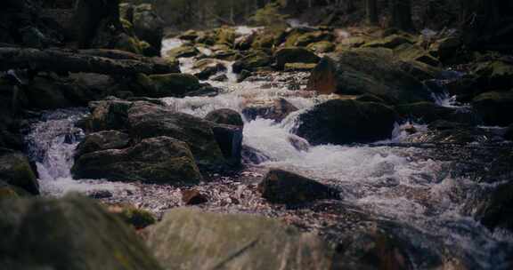 山间清澈的溪流