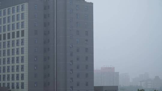 阴天雨雾下雨中的城市楼房