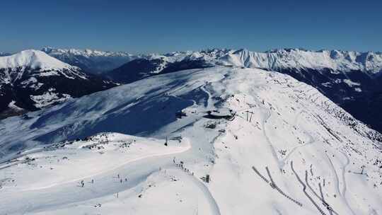 阿尔卑斯山山脊上滑雪者的滑雪坡道，空中