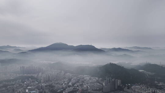 4k航拍深圳梧桐山水库清晨平流雾