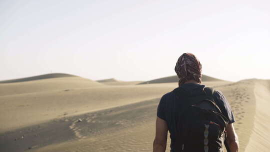 男人走在沙丘上视频素材模板下载
