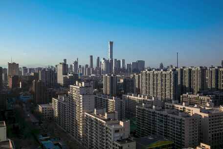 城市住宅区与高楼大厦交错的全景图