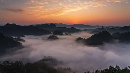 武夷山三教峰日出云海