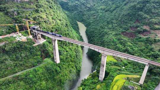 4k航拍货运火车经过大桥峡谷 交通运输