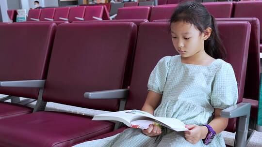 4K升格实拍在机场候机大厅读书的女孩
