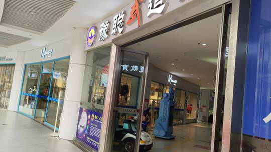 疫情解封商场门店商店人流