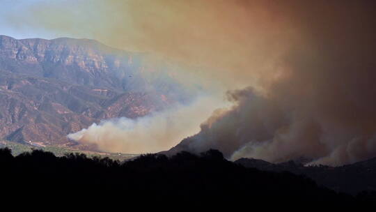 文图拉县燃烧的山火