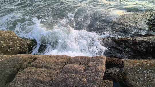 山东威海小石岛礁石海岸落日晚霞海水浪花