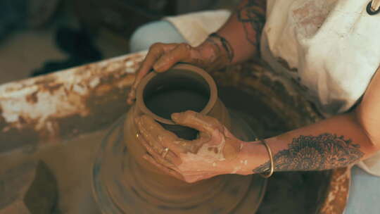 女性，用于雕塑、花瓶或陶瓷的陶器和粘土，