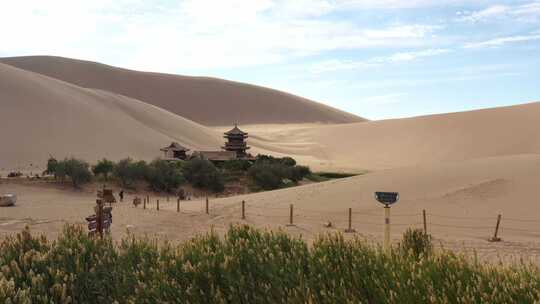 敦煌鸣沙山月牙泉夏天航拍