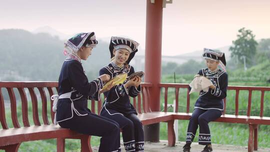 少数民族少女刺绣