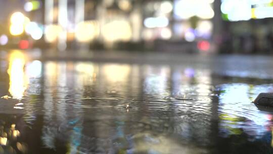 公共汽车驶过雨天地面水坑