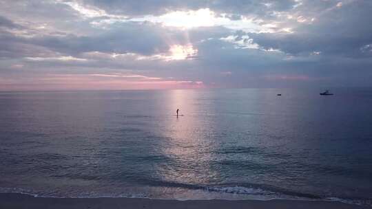 日落时分平静大海一个人划桨