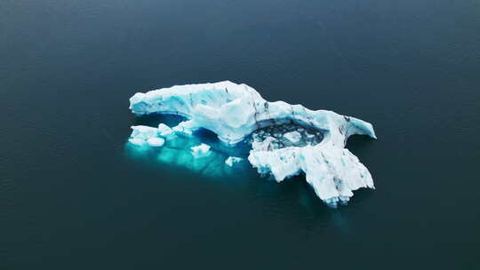 一座冰山在茫茫大海中视频素材模板下载