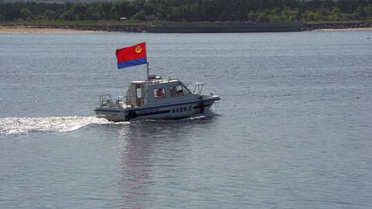 海岸警察的巡逻艇行驶在海面上