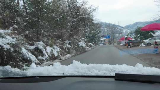 冬日积雪覆盖的山间公路