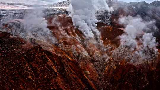 浓烟穿过活火山空中的岩石