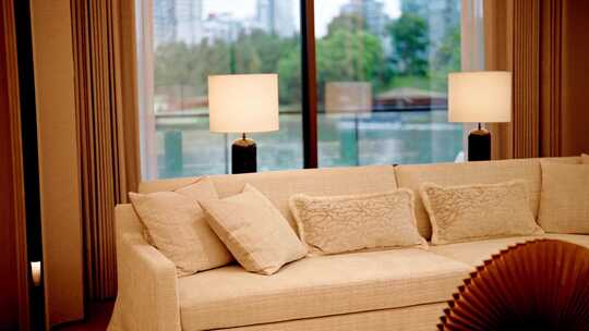 米白色沙发搭配台灯的室内场景