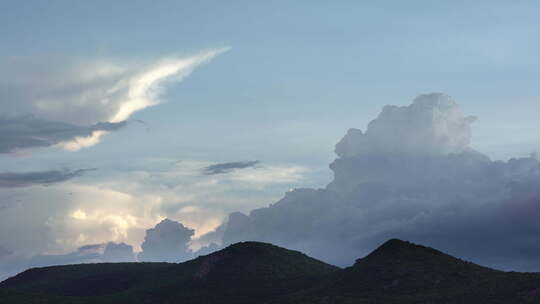 墨西哥美丽的云和山脉背景的日落时间流逝