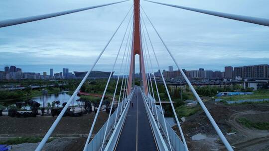 天府绿道骑行环球中心锦城湖公园穿桥视频素材模板下载