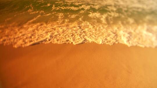 海边沙滩浪花牵手开快艇掌舵黄昏夕阳剪影