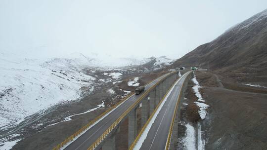 德马高速穿过青海果洛州阿尼玛卿雪山区视频素材模板下载