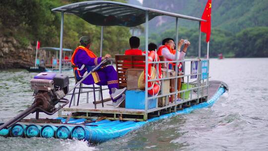 乘船在桂林漓江上视频素材模板下载