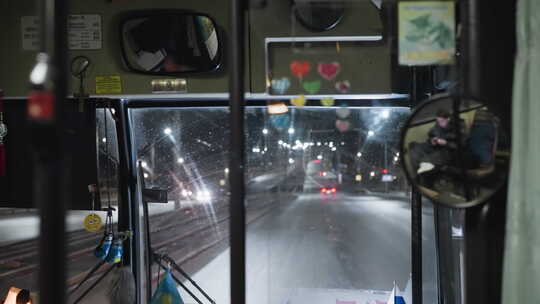 夜间高速公路上行驶的汽车内景