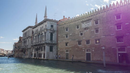 乘坐观光船游览威尼斯