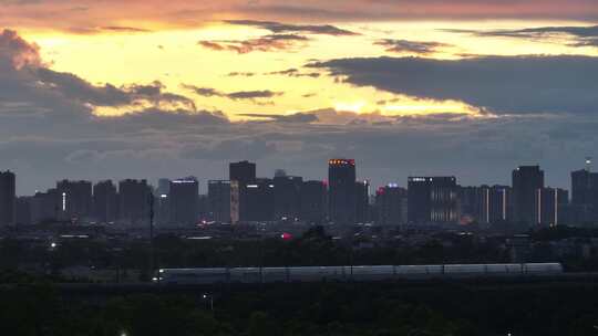 广东省佛山市顺德区穿梭在夕阳中的地铁