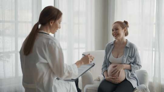 孕妇咨询医生快乐孕妇患者回答妇科医生问题视频素材模板下载