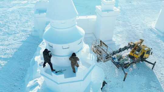 工人在雪地上建造冰雪城堡雪雕创作建造冬天