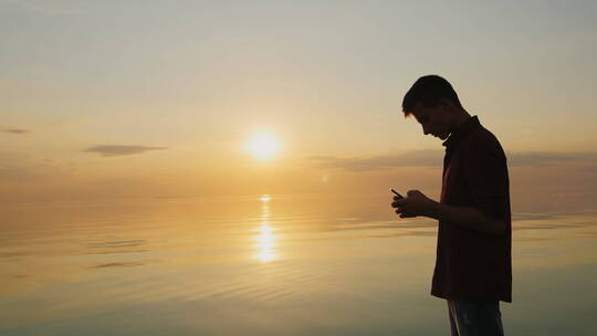 青少年在海滩上玩手机