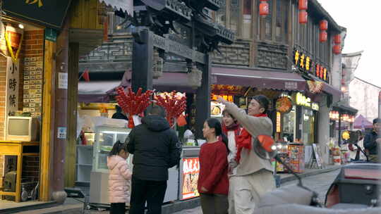 古街店铺前人流量大氛围热闹