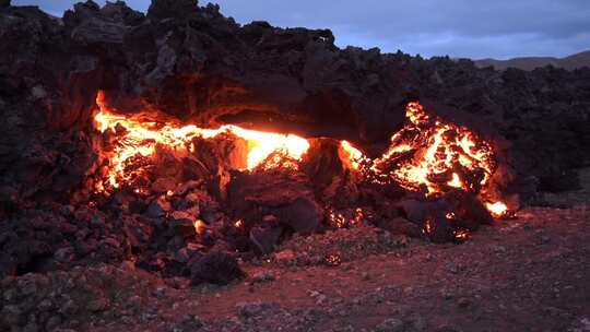 火山熔岩流淌的震撼场景