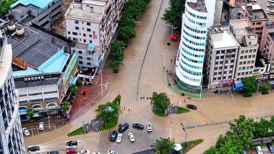 俯瞰城市街景道路被水淹没的景象