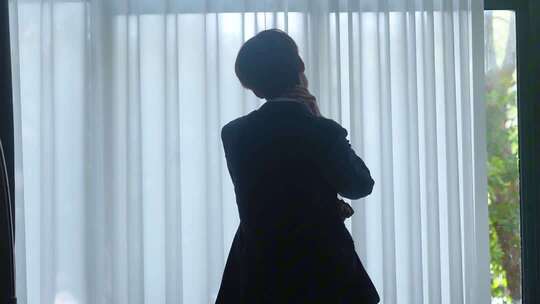 感到工作压力大焦虑压抑的男人