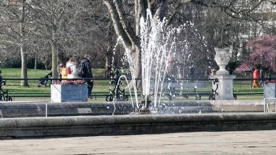 人们在伦敦海德公园的日常活动