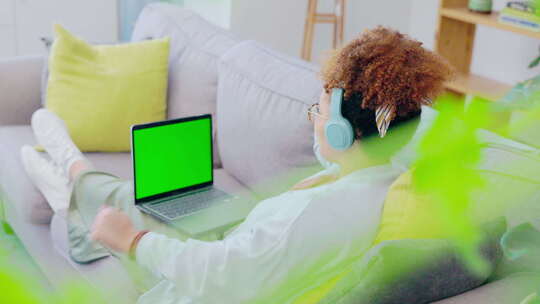 黑人女性，沙发和耳机，用于与笔记本电脑跳
