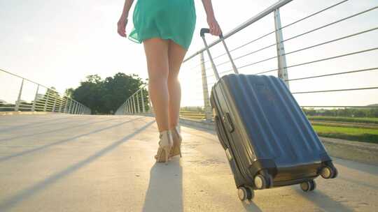 拉行李箱的女人背影出差旅游视频素材模板下载