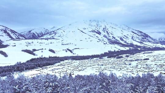 航拍新疆雪山风光