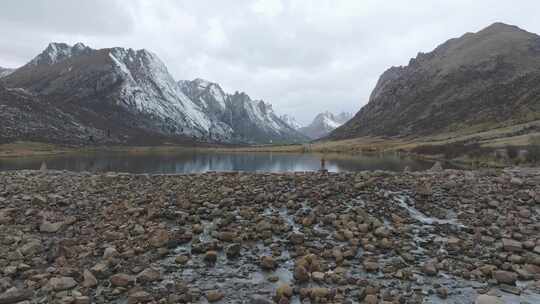 航拍男人站在川西莲宝叶则柏香海湖边