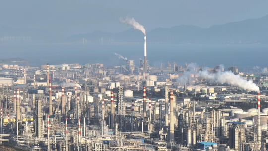 航拍广东惠州大亚湾石化工业园工厂烟囱