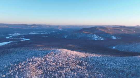 夕阳下的兴安岭高山雾凇