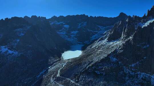 高山蜿蜒道路的自然风光