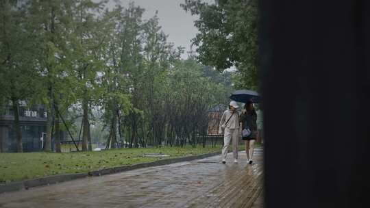 高清实拍下雨天车站车流人来人往孤独